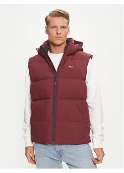 Tommy Jeans Kamizelka Essential DM0DM20465 Czerwony Regular Fit ze sklepu MODIVO w kategorii Kamizelki męskie - zdjęcie 181174969