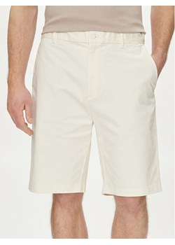Calvin Klein Szorty materiałowe Sateen K10K112831 Écru Regular Fit ze sklepu MODIVO w kategorii Spodenki męskie - zdjęcie 181175319