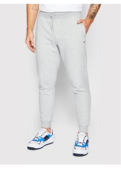 Tommy Jeans Spodnie dresowe DM0DM15380 Szary Slim Fit ze sklepu MODIVO w kategorii Spodnie męskie - zdjęcie 181175388