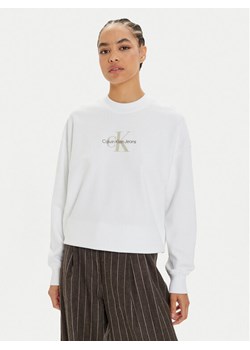 Calvin Klein Jeans Bluza Monologo J20J224177 Biały Regular Fit ze sklepu MODIVO w kategorii Bluzy damskie - zdjęcie 181175767