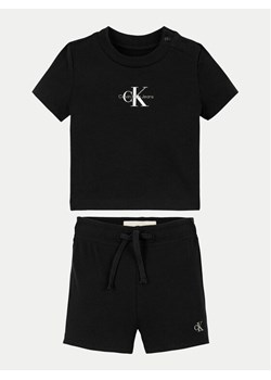 Calvin Klein Jeans Komplet t-shirt i spodenki Monogram Logo IN0IN00319 Czarny Regular Fit ze sklepu MODIVO w kategorii Komplety niemowlęce - zdjęcie 181176077