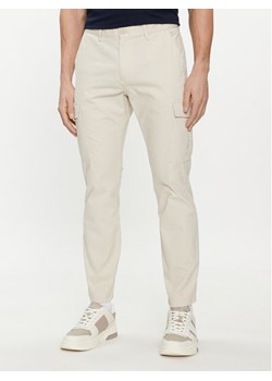 Tommy Jeans Spodnie materiałowe Austin DM0DM18940 Beżowy Slim Fit ze sklepu MODIVO w kategorii Spodnie męskie - zdjęcie 181176278