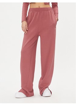 Reebok Spodnie dresowe Classics IL4648 Różowy Regular Fit ze sklepu MODIVO w kategorii Spodnie damskie - zdjęcie 181176865