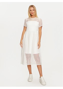 DKNY Sukienka codzienna DD4AH520 Écru Regular Fit ze sklepu MODIVO w kategorii Sukienki - zdjęcie 181176915