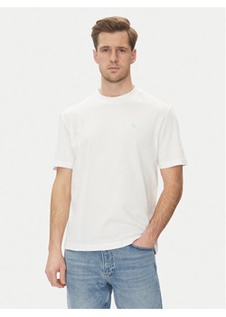 Calvin Klein Jeans T-Shirt Painted J30J327523 Biały Regular Fit ze sklepu MODIVO w kategorii T-shirty męskie - zdjęcie 181176989