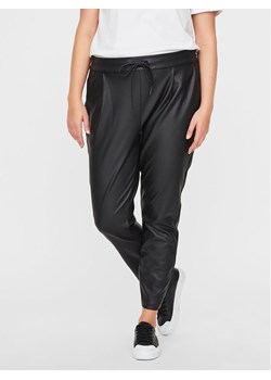 Vero Moda Curve Spodnie z imitacji skóry 10225775 Czarny Regular Fit ze sklepu MODIVO w kategorii Spodnie damskie - zdjęcie 181177465