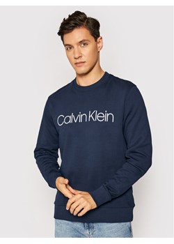 Calvin Klein Bluza Logo K10K104059 Granatowy Regular Fit ze sklepu MODIVO w kategorii Bluzy męskie - zdjęcie 181177815
