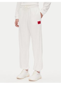 HUGO Spodnie dresowe Neve_Pants 50531692 Écru Relaxed Fit ze sklepu MODIVO w kategorii Spodnie damskie - zdjęcie 181177907