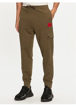 HUGO Spodnie dresowe Dwellrom 50479164 Khaki Relaxed Fit ze sklepu MODIVO w kategorii Spodnie męskie - zdjęcie 181178199