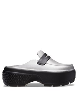 Crocs Klapki Stomp Metallic Loafer Clog 210363 Srebrny ze sklepu MODIVO w kategorii Klapki damskie - zdjęcie 181178797