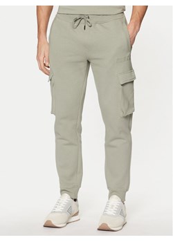 Guess Spodnie dresowe Z4YB08 K9V31 Zielony Regular Fit ze sklepu MODIVO w kategorii Spodnie męskie - zdjęcie 181179097