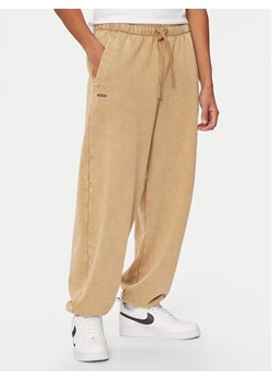 Under Armour Spodnie dresowe UA Icon 1386554 Beżowy Loose Fit ze sklepu MODIVO w kategorii Spodnie męskie - zdjęcie 181179256