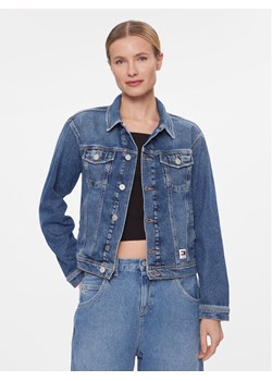 Tommy Jeans Kurtka jeansowa DW0DW16986 Niebieski Mom Fit ze sklepu MODIVO w kategorii Kurtki damskie - zdjęcie 181179307