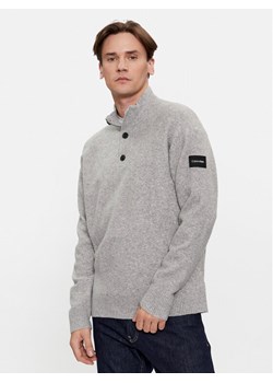 Calvin Klein Sweter K10K111960 Szary Regular Fit ze sklepu MODIVO w kategorii Swetry męskie - zdjęcie 181179328