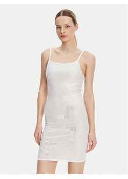 Guess Sukienka dzianinowa W5GK45 Z3MN2 Biały Regular Fit ze sklepu MODIVO w kategorii Sukienki - zdjęcie 181179909