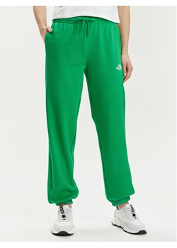 The North Face Spodnie dresowe Essential NF0A7ZJF Zielony Relaxed Fit ze sklepu MODIVO w kategorii Spodnie damskie - zdjęcie 181180297