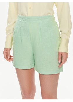 Vero Moda Szorty materiałowe Jesmilo 10279694 Zielony Regular Fit ze sklepu MODIVO w kategorii Szorty - zdjęcie 181180306