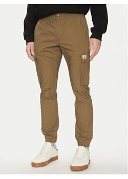 Calvin Klein Jeans Joggery J30J327614 Beżowy Skinny Fit ze sklepu MODIVO w kategorii Spodnie męskie - zdjęcie 181180408