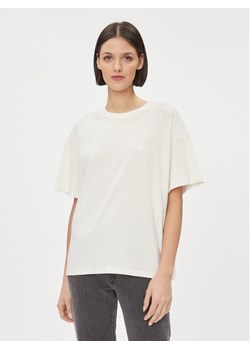 Wrangler T-Shirt Girlfriend 112343069 Biały Loose Fit ze sklepu MODIVO w kategorii Bluzki damskie - zdjęcie 181180558