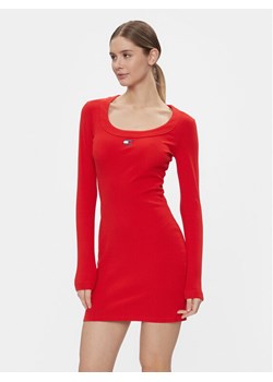 Tommy Jeans Sukienka dzianinowa Tjw Badge Rib Bodycon Ls DW0DW17424 Czerwony Slim Fit ze sklepu MODIVO w kategorii Sukienki - zdjęcie 181180665