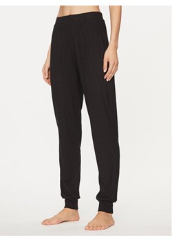 Guess Spodnie dresowe O3BB00 KBXB2 Czarny Regular Fit ze sklepu MODIVO w kategorii Spodnie damskie - zdjęcie 181181519