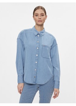 Tommy Jeans Koszula jeansowa DW0DW17355 Niebieski Oversize - id: 0000303124496 - marki Tommy Jeans - 181181668 Tommy Jeans Koszula jeansowa DW0DW17355 Niebieski Oversize ze sklepu MODIVO w kategorii Kurtki damskie - zdjęcie 181181668