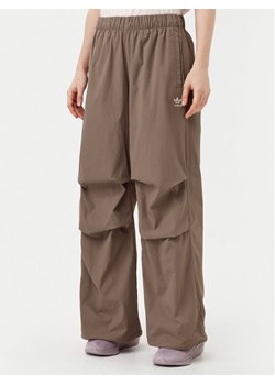 adidas Spodnie dresowe Essentials Ripstop JD0783 Beżowy Loose Fit ze sklepu MODIVO w kategorii Spodnie damskie - zdjęcie 181181795