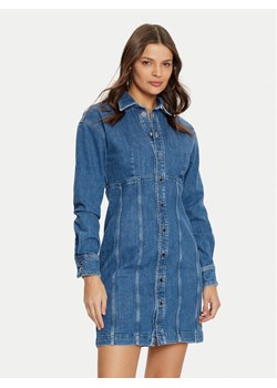 Guess Sukienka jeansowa W5RK99 D4H71 Niebieski Regular Fit ze sklepu MODIVO w kategorii Sukienki - zdjęcie 181182268