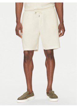 Guess Szorty sportowe M5GD41 KCRY0 Écru Regular Fit ze sklepu MODIVO w kategorii Spodenki męskie - zdjęcie 181185195