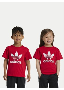 adidas T-Shirt adicolor Trefoil IY2387 Czerwony Regular Fit ze sklepu MODIVO w kategorii T-shirty chłopięce - zdjęcie 181185375