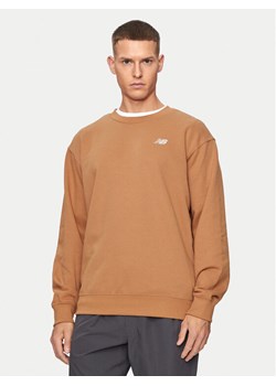 New Balance Bluza Small Logo MT41507 Brązowy Relaxed Fit ze sklepu MODIVO w kategorii Bluzy męskie - zdjęcie 181186348