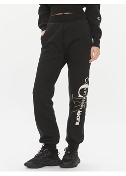 Calvin Klein Jeans Spodnie dresowe Bold Monologo J20J222606 Czarny Relaxed Fit ze sklepu MODIVO w kategorii Spodnie damskie - zdjęcie 181186396