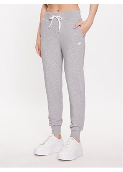 4F Spodnie dresowe 4FSS23TTROF229 Szary Regular Fit ze sklepu MODIVO w kategorii Spodnie damskie - zdjęcie 181187037