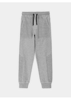 Coccodrillo Spodnie dresowe WC4120101RAJ Szary Regular Fit ze sklepu MODIVO w kategorii Spodnie chłopięce - zdjęcie 181187185