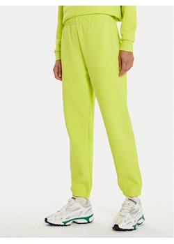 Lacoste Spodnie dresowe XF7077 Zielony Regular Fit ze sklepu MODIVO w kategorii Spodnie damskie - zdjęcie 181187217