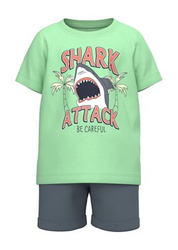 NAME IT Komplet t-shirt i spodenki 13215008 Zielony Regular Fit ze sklepu MODIVO w kategorii Komplety niemowlęce - zdjęcie 181187277