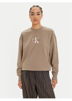 Calvin Klein Jeans Bluza Monologo J20J224177 Beżowy Regular Fit ze sklepu MODIVO w kategorii Bluzy damskie - zdjęcie 181187759