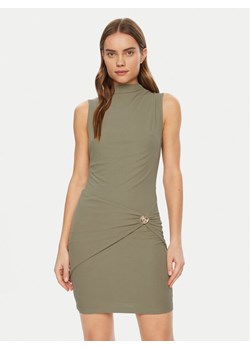 Guess Sukienka dzianinowa W5RK24 KAQL2 Zielony Regular Fit ze sklepu MODIVO w kategorii Sukienki - zdjęcie 181187827