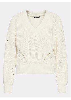 Gina Tricot Sweter 20159 Écru Regular Fit ze sklepu MODIVO w kategorii Swetry damskie - zdjęcie 181188577