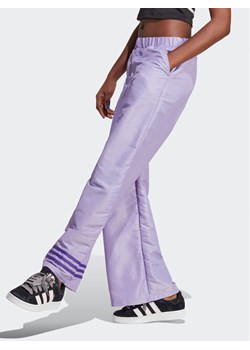 adidas Spodnie dresowe Wide Leg Tracksuit Bottoms IC5443 Fioletowy ze sklepu MODIVO w kategorii Spodnie damskie - zdjęcie 181189189