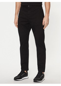 HUGO Chinosy 50530886 Czarny Slim Fit ze sklepu MODIVO w kategorii Spodnie męskie - zdjęcie 181189305