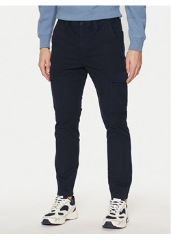 Tommy Jeans Spodnie materiałowe Austin DM0DM20281 Granatowy Regular Fit ze sklepu MODIVO w kategorii Spodnie męskie - zdjęcie 181189525