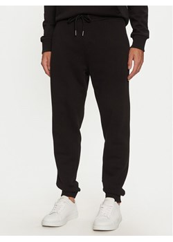 Calvin Klein Spodnie dresowe Embroidered Logo K10K113579 Czarny Regular Fit ze sklepu MODIVO w kategorii Spodnie męskie - zdjęcie 181189765
