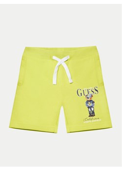 Guess Szorty materiałowe N5RD03 KAD74 Żółty Regular Fit ze sklepu MODIVO w kategorii Spodenki chłopięce - zdjęcie 181189985