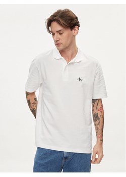Calvin Klein Jeans Polo J30J325433 Biały Regular Fit ze sklepu MODIVO w kategorii T-shirty męskie - zdjęcie 181190295