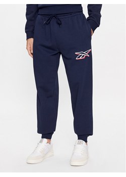 Reebok Spodnie dresowe Identity IN1685 Granatowy Regular Fit ze sklepu MODIVO w kategorii Spodnie męskie - zdjęcie 181191076