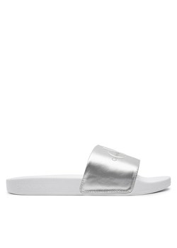 Calvin Klein Jeans Klapki Slide Ny Pearl YW0YW01243 Srebrny ze sklepu MODIVO w kategorii Klapki damskie - zdjęcie 181191237