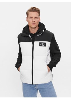Calvin Klein Jeans Kamizelka J30J324665 Biały Regular Fit ze sklepu MODIVO w kategorii Kamizelki męskie - zdjęcie 181191398