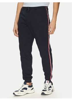 Tommy Hilfiger Spodnie dresowe Global Stripe MW0MW38696 Granatowy Regular Fit ze sklepu MODIVO w kategorii Spodnie męskie - zdjęcie 181191406