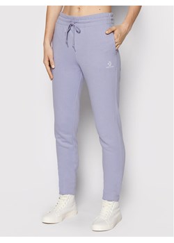 Converse Spodnie dresowe Star Chevron 10020164-A17 Fioletowy Regular Fit ze sklepu MODIVO w kategorii Spodnie damskie - zdjęcie 181191519